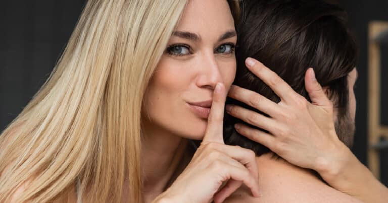 10 Secrets of Women Who Always Keep Men Interested